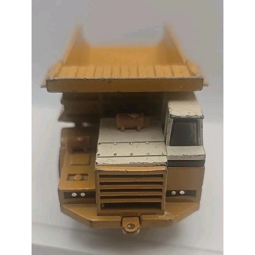 The ERTL Co. International Harvester Hydraulic Earth Mover Dump Truck Diecast‎